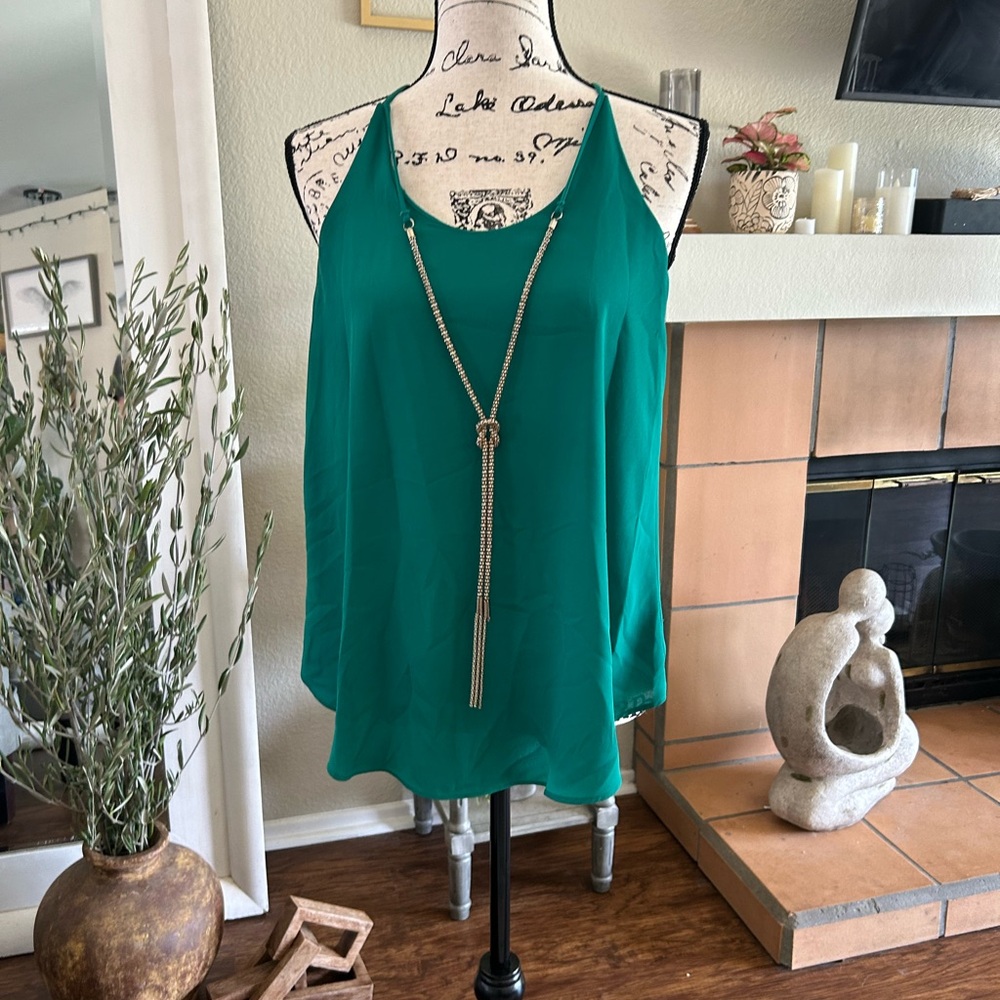 Stunning emerald green sleeveless tank with god lariat